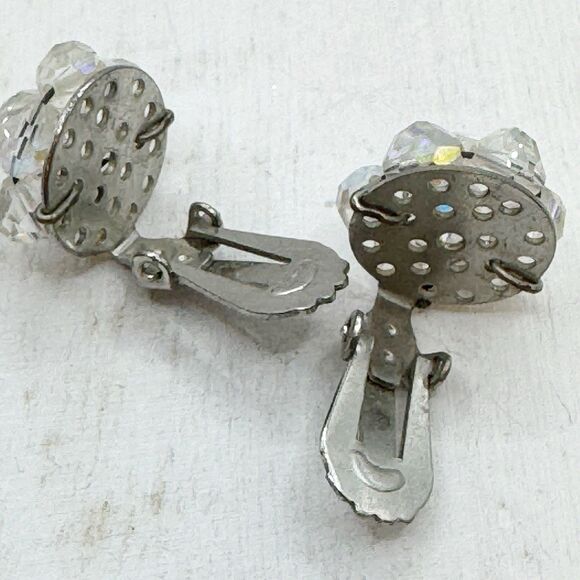 Sparkly Vtg 1950s MCM Aurora Borealis Crystal Cluster Clip On Earrings - Picture 7 of 10